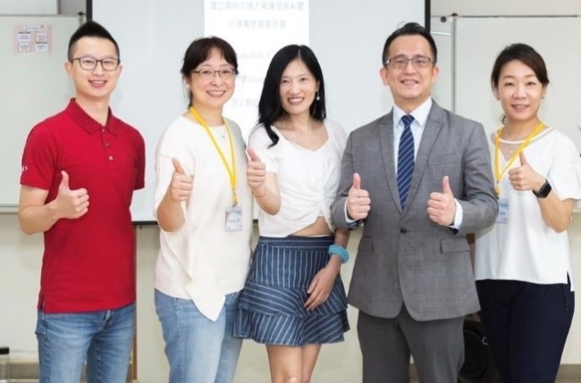 台積電執行長團隊與陽明交大老師們合影
